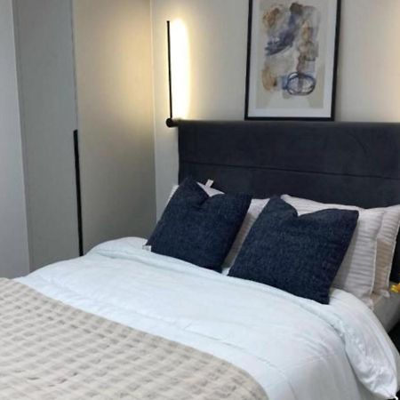 Modern 1-Bed Apartment In Buckinghamshire With Free Wifi, Parking & Garden High Wycombe Buitenkant foto