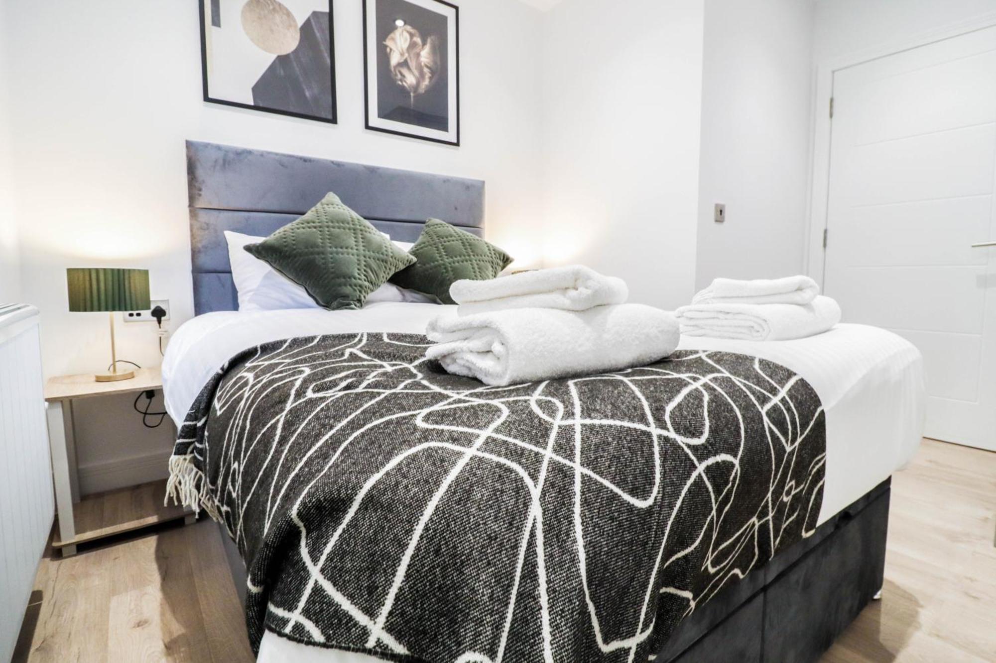 Modern 1-Bed Apartment In Buckinghamshire With Free Wifi, Parking & Garden High Wycombe Buitenkant foto