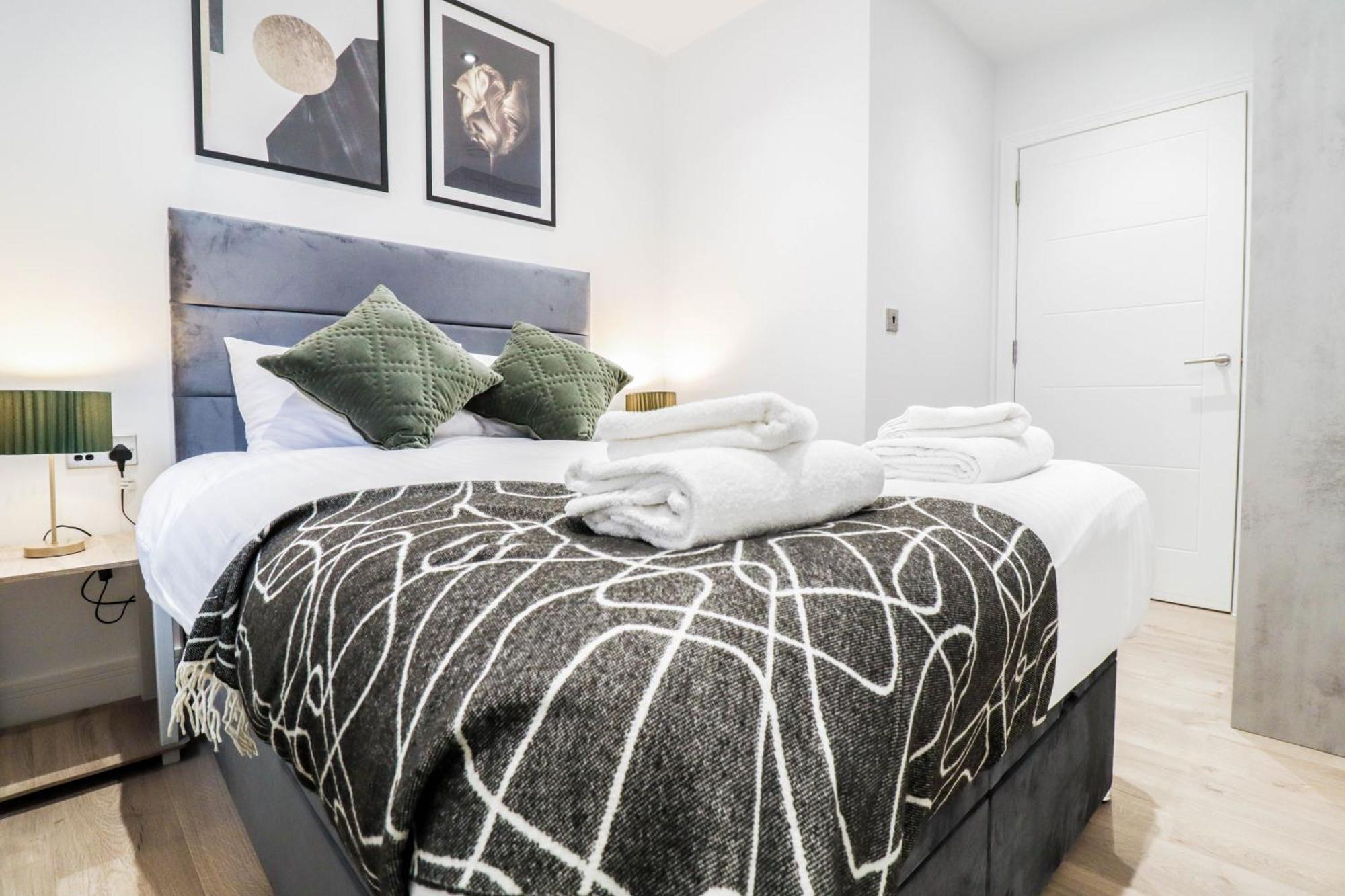 Modern 1-Bed Apartment In Buckinghamshire With Free Wifi, Parking & Garden High Wycombe Buitenkant foto