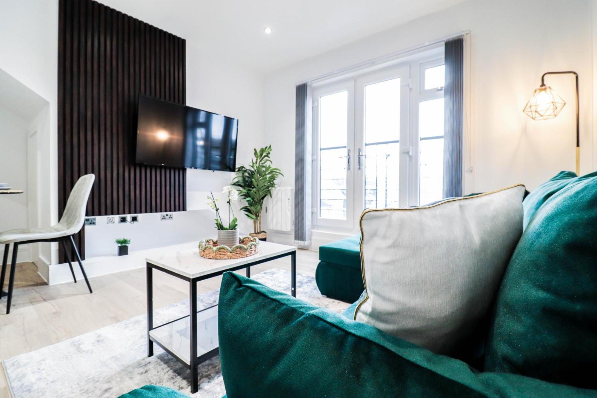 Modern 1-Bed Apartment In Buckinghamshire With Free Wifi, Parking & Garden High Wycombe Buitenkant foto