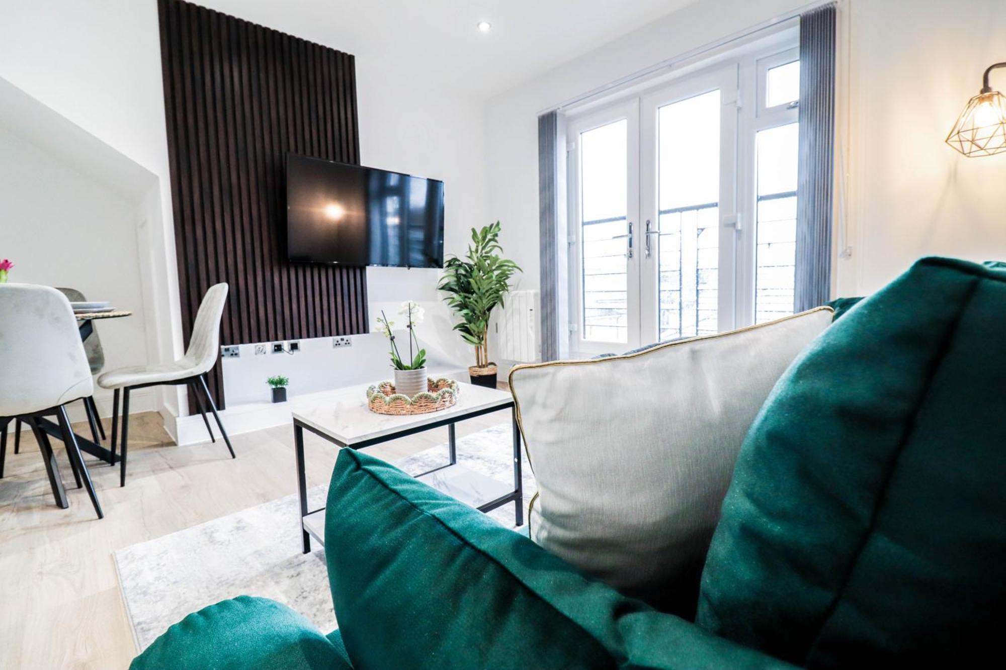 Modern 1-Bed Apartment In Buckinghamshire With Free Wifi, Parking & Garden High Wycombe Buitenkant foto