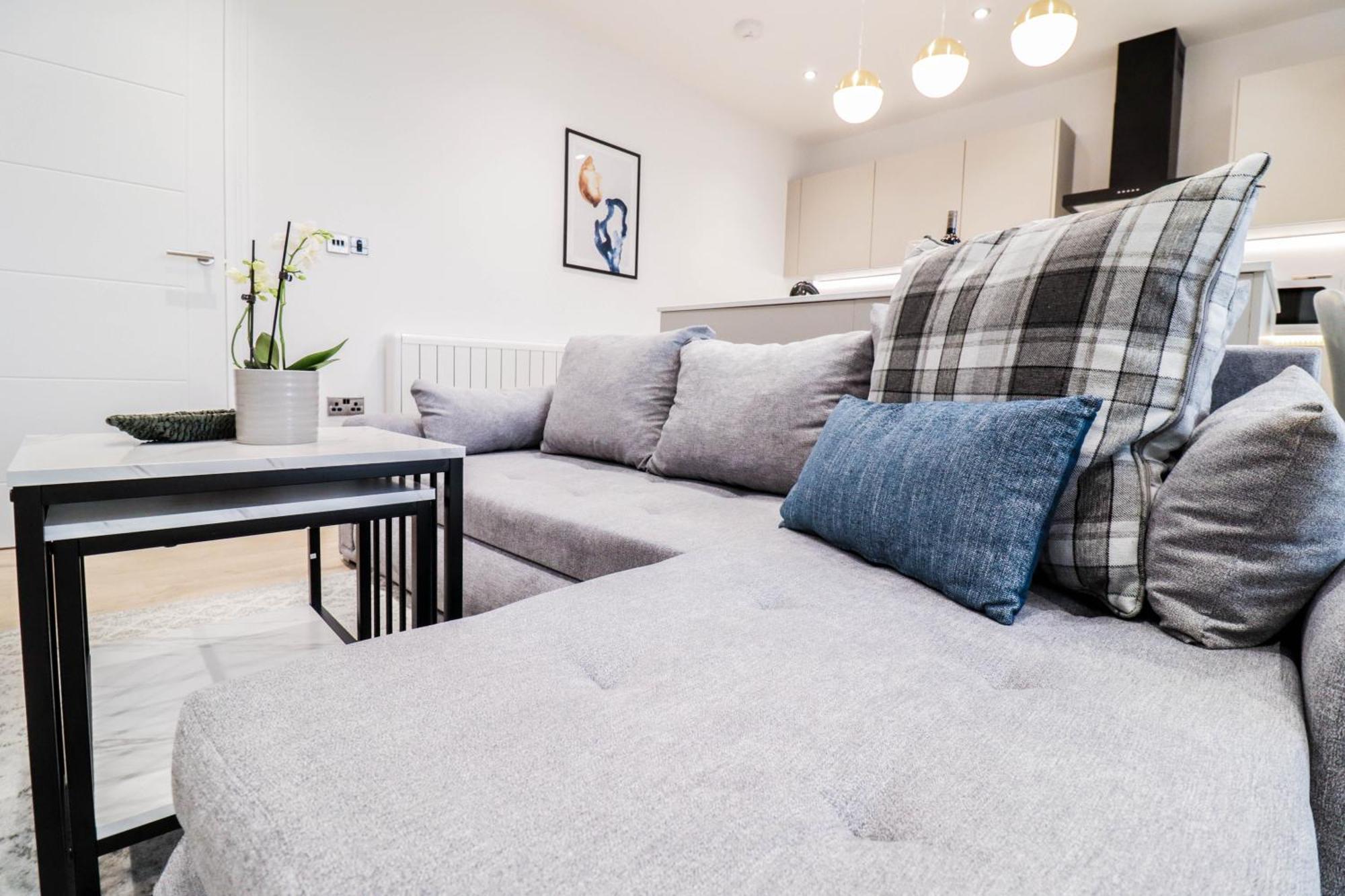 Modern 1-Bed Apartment In Buckinghamshire With Free Wifi, Parking & Garden High Wycombe Buitenkant foto